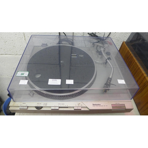 2191 - A Technics direct drive automatic SL-D3 turntable record player