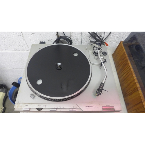 2191 - A Technics direct drive automatic SL-D3 turntable record player