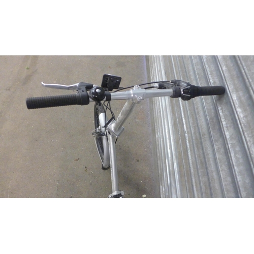 2207 - An Apollo transistion folding city bike