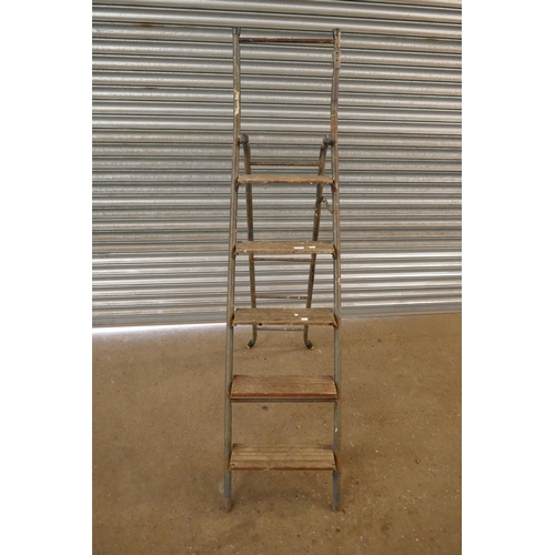 2221 - A wood and metal 5-rung stepladder