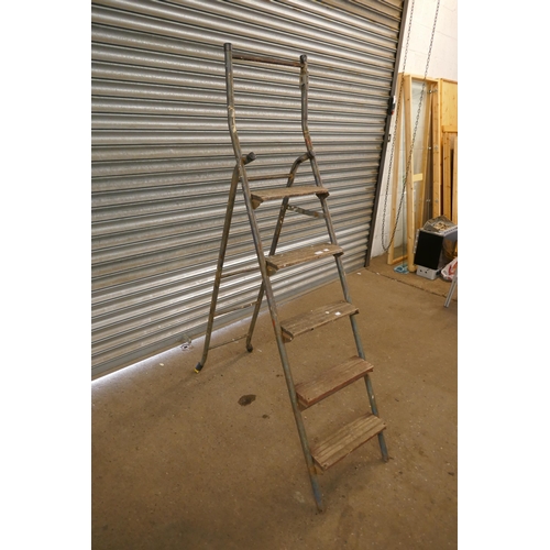 2221 - A wood and metal 5-rung stepladder