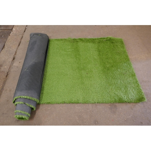 2265 - A roll of artificial grass Approx.. 1x4m