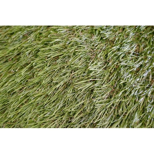 2265 - A roll of artificial grass Approx.. 1x4m