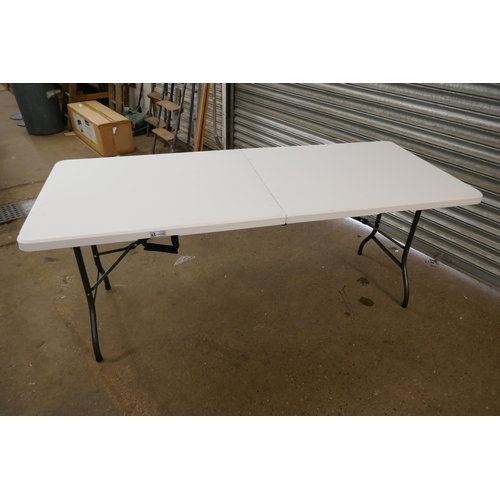 2271 - A Voumot folding table and bench