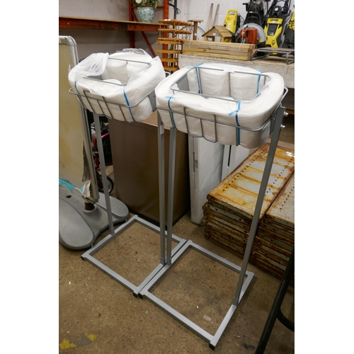 2293 - A pair of standing packaging holders