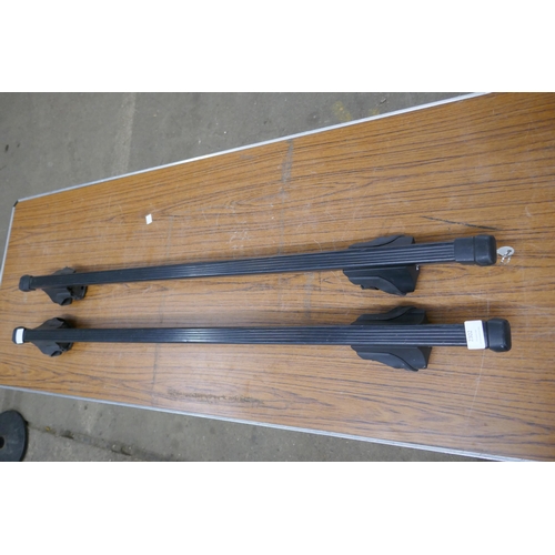 2302 - Thule roof bars with key