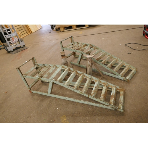 2316 - A pair of car ramps and a pair of axle stands