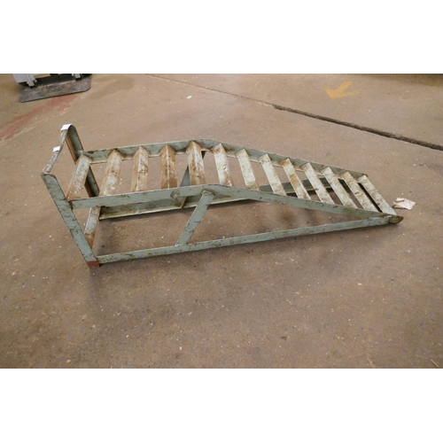 2316 - A pair of car ramps and a pair of axle stands