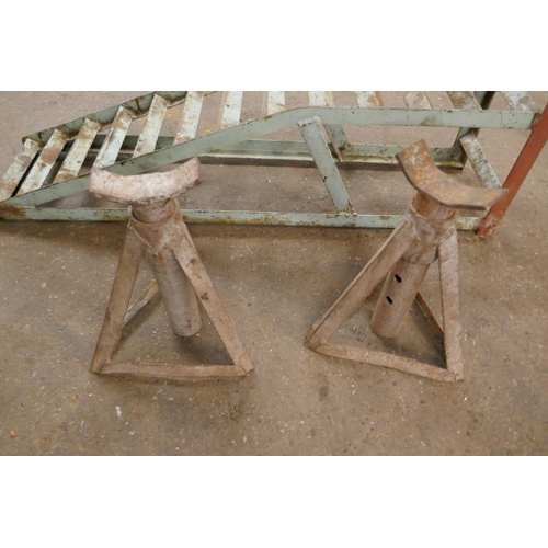 2316 - A pair of car ramps and a pair of axle stands