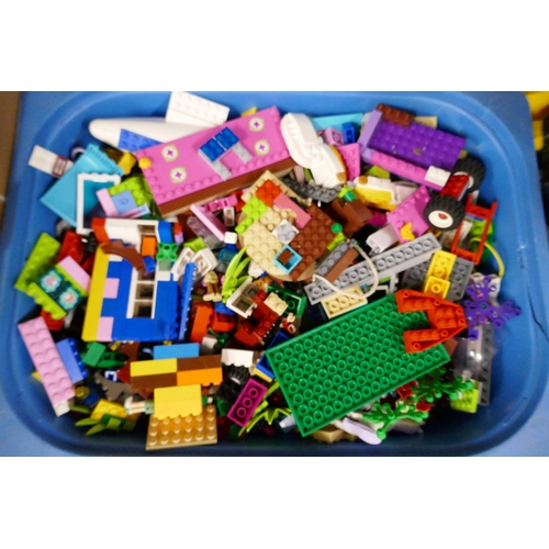 2343 - A large assortment of Lego