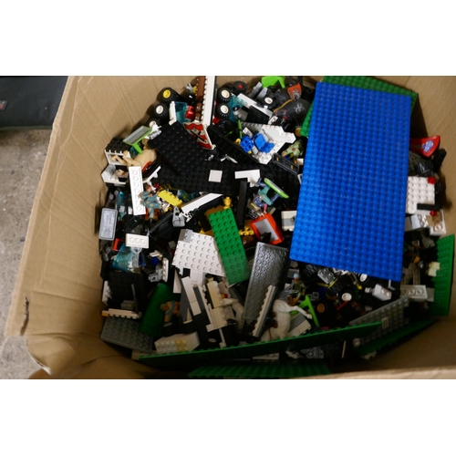 2343 - A large assortment of Lego