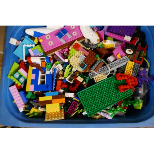 2343 - A large assortment of Lego