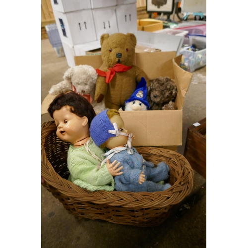 2345 - A quantity of dolls, doll's clothing, etc.