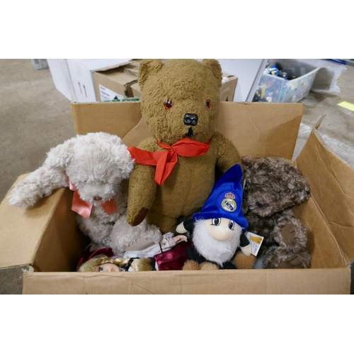 2345 - A quantity of dolls, doll's clothing, etc.