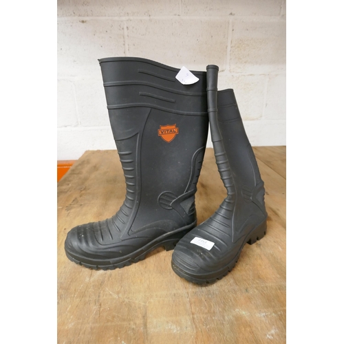 2353 - A pair of unused Vital Safety Wellington boots