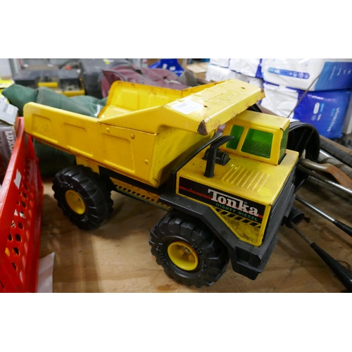 2360 - A Tonka tin plate dumper truck