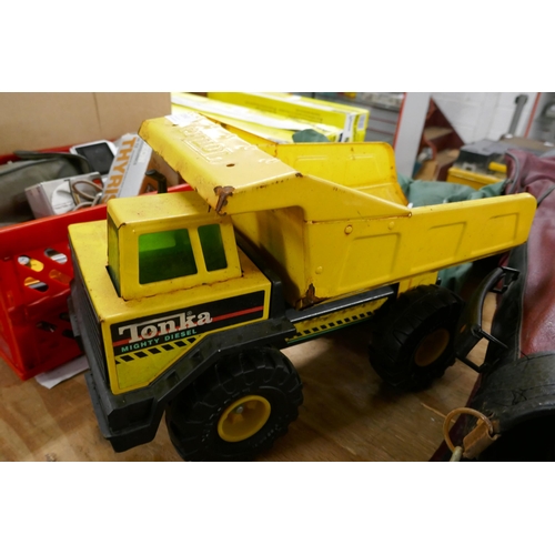 2360 - A Tonka tin plate dumper truck