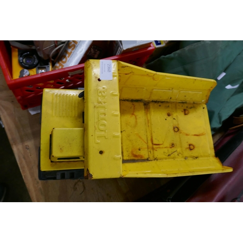 2360 - A Tonka tin plate dumper truck