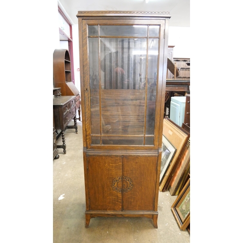 124 - An early 20th Century oak bookcase