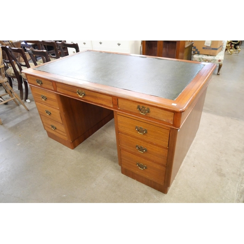 137 - An early 20th Century mahogany partners desk