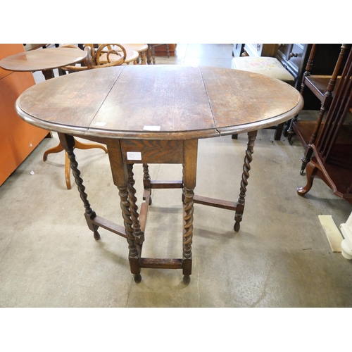 160 - An oak barleytwist gateleg table