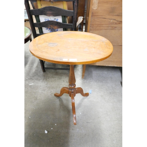 175 - An Edward VII walnut oval tripod occasional table