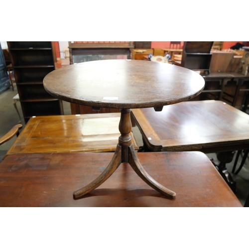 177 - A George III mahogany circular tilt top tripod table