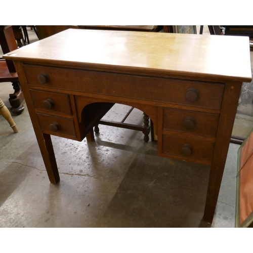 179 - A Victorian oak kneehole desk