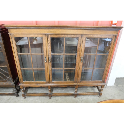 86 - An early 20th Century oak three door bookcase