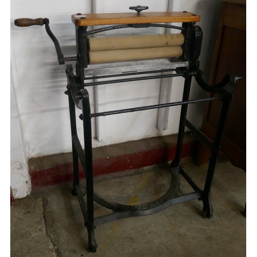 204A - An early 20th Century Taywil cast iron mangle