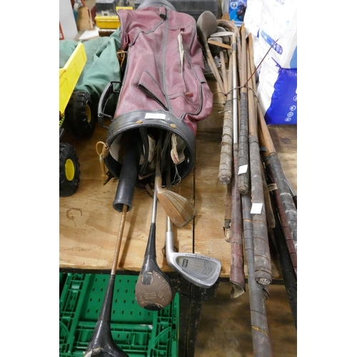 2359 - A quantity of vintage golf clubs and a golf bag