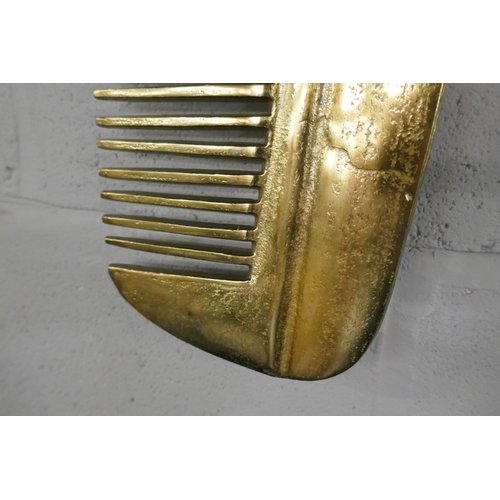 1402 - A gold metal comb
