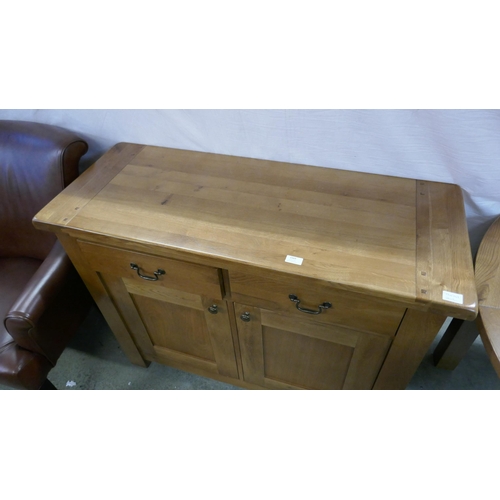 1569 - An oak two door, two drawer sideboard