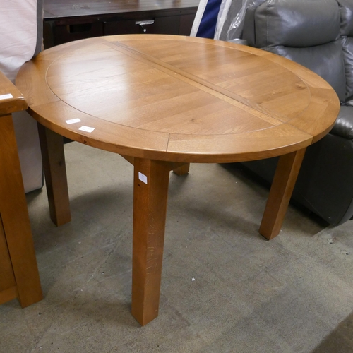 1570 - An oak extending circular dining table