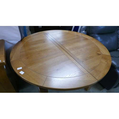 1570 - An oak extending circular dining table