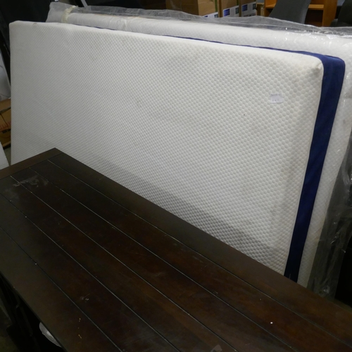 1572 - A small double 3/4 mattress