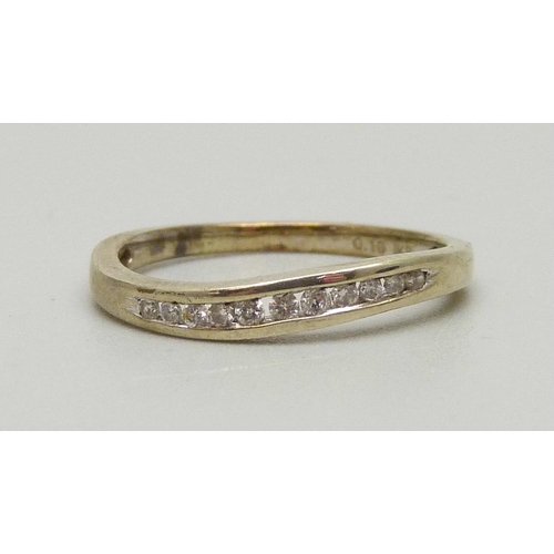 1000 - A 9ct gold, eleven stone diamond ring, 1.5g, L