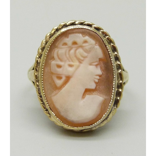 1002 - A 9ct gold on silver cameo ring, R