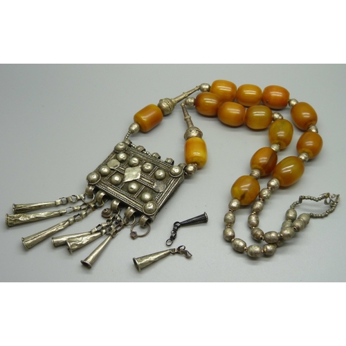 1012 - A large amber and white metal necklace, total weight 197g