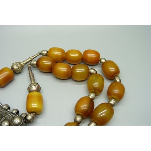 1012 - A large amber and white metal necklace, total weight 197g