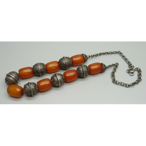 1013 - A set of amber and white metal beads