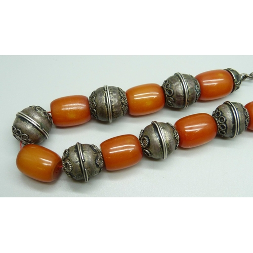 1013 - A set of amber and white metal beads