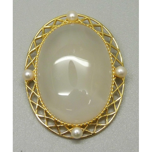 1018 - A silver gilt, white agate and cultured pearl pendant, with certificate