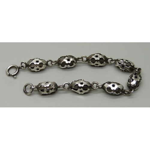 1021 - A fancy link white metal bracelet