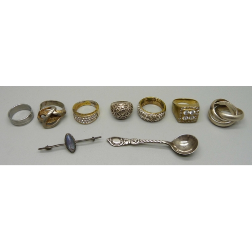 1042 - Assorted rings, a silver salt spoon and a silver butterfly wing brooch