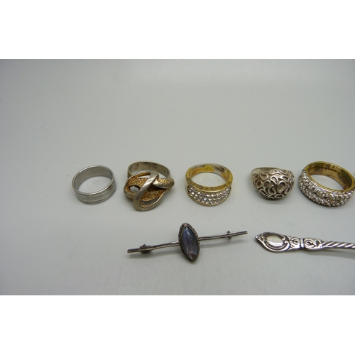 1042 - Assorted rings, a silver salt spoon and a silver butterfly wing brooch