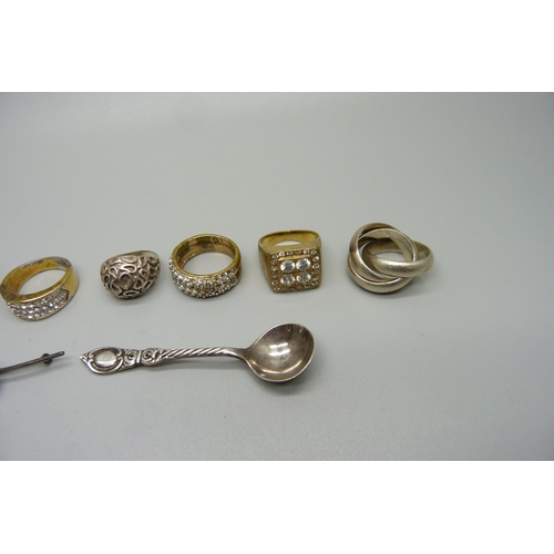 1042 - Assorted rings, a silver salt spoon and a silver butterfly wing brooch