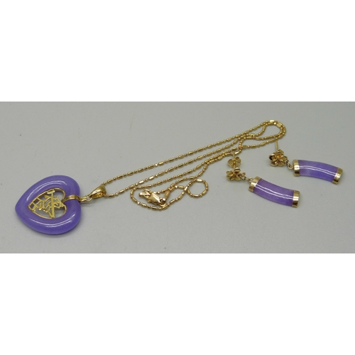 1060 - A 14ct gold purple heart shaped pendant and chain and matching earrings, 10.6g