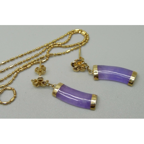 1060 - A 14ct gold purple heart shaped pendant and chain and matching earrings, 10.6g