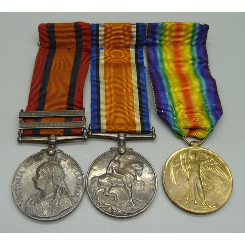 1064 - A set of three medals; Queens South Africa bars, South Africa 1902 and Orange Free State, Victory me... 